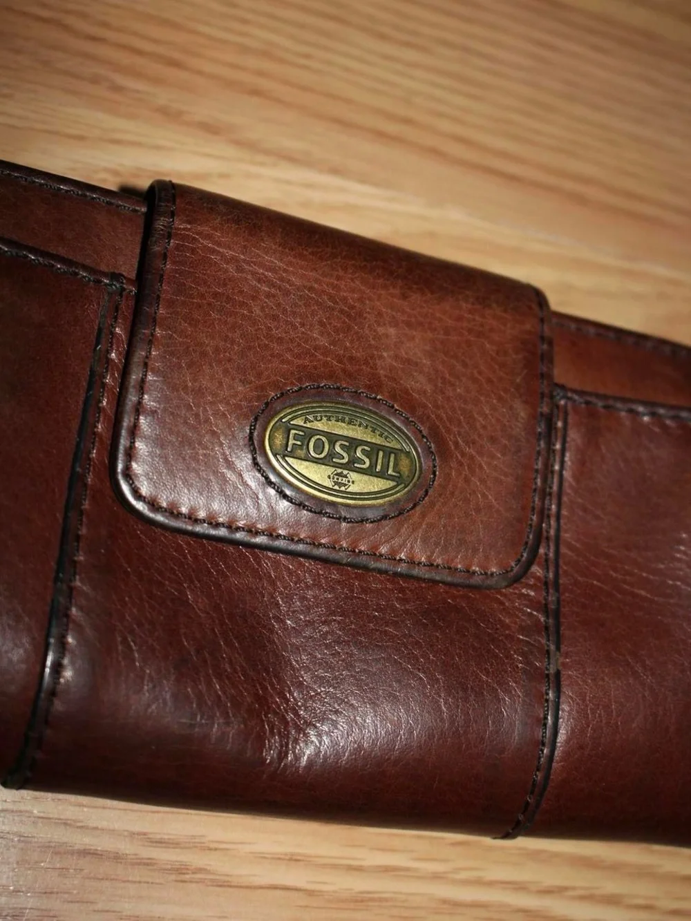 Fossil Brown Leather Wallet with Gold-Tone Logo - Picture 2 of 6